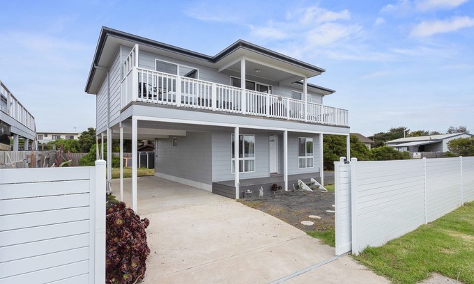 Surf Beach House | Ocean Pearl by Ready Set Stay - 10 min Walk to the Beach, BBQ