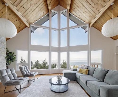 Regional District of Nanaimo House | Ocean's Embrace Suite