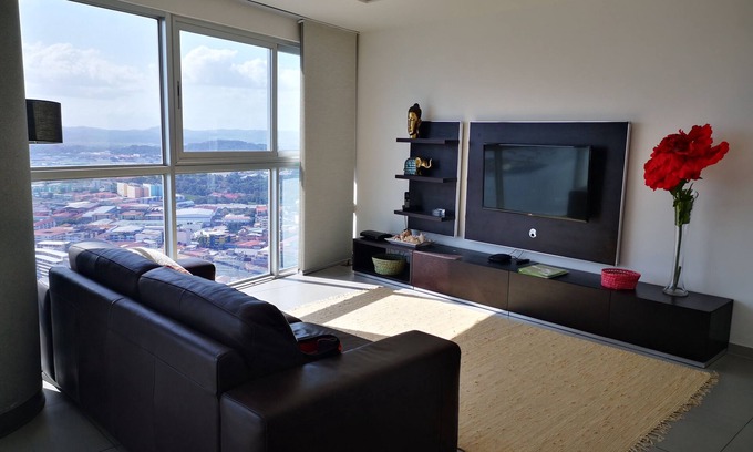 Calidonia Apartment | Ocean/Skyline Views, Fully Furnished Apartment, Iconic design, Ave Balboa