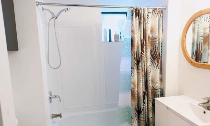 Granthams Landing House | Ocean View 1 or 2 Bed Room Green House Gibsons