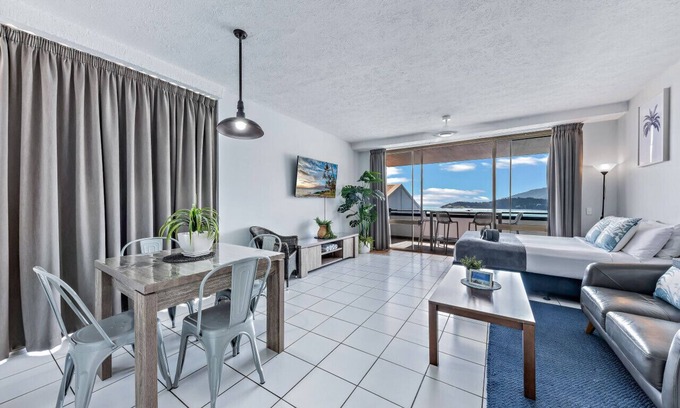 Airlie Beach Apartment | Ocean view family friendly walking distance to town WI-FI
