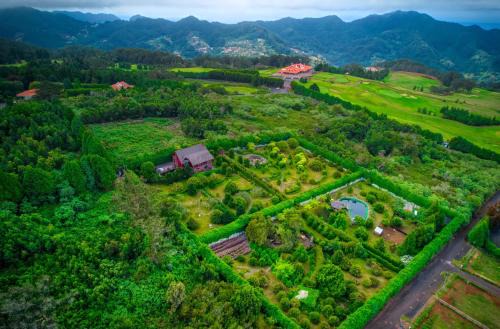 Santo da Serra Ski Chalet | Ocean View Garden Retreat by the Golf Course