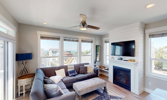 Gleneden Beach House | Ocean-view home with private hot tub, fireplaces, balcony - beach & pool access