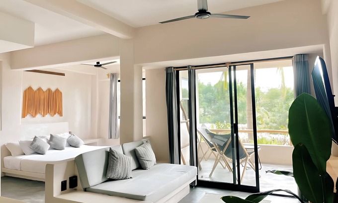 Santa Maria Apartment | Ocean View Loft | King Bed | Daily Cleaning | WiFi