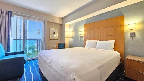 Ala Moana Hotel | Ocean View Room at a resort