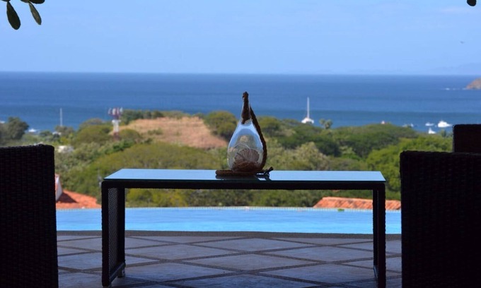 Coco House | Ocean View Single Story House with Private Infinity Pool. 10 min walk to Beach