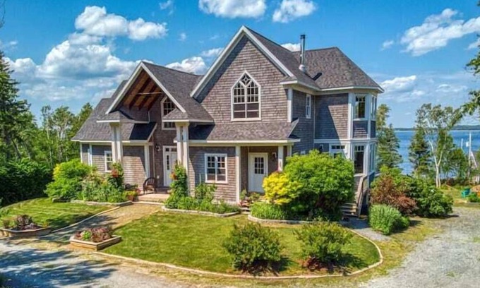 Feltzen South House | Ocean View Villa with Hot Tub and Movie Theatre