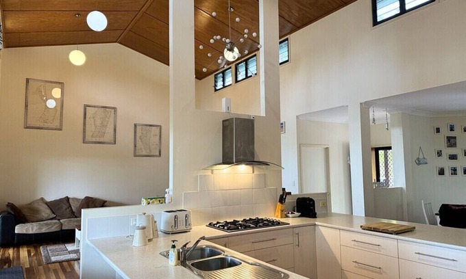 Kingfisher Bay House | Ocean Views, canoeing, swimming, Fishing, 4x4 touring.
