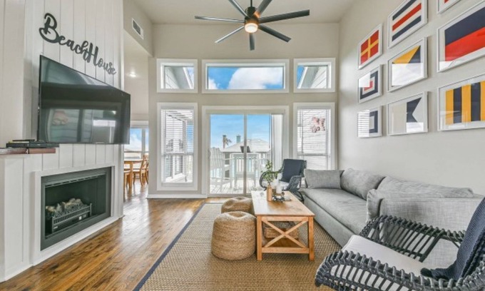 Galveston House | OCEAN VIEWS! Steps away from the sand! Arcade/Newly Remodeled!