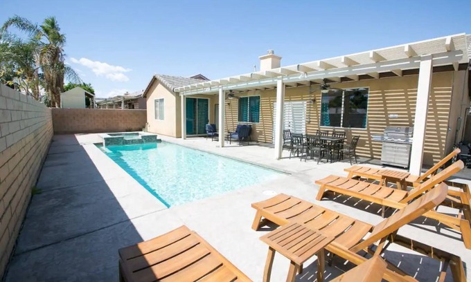 Hollister House | Oceana House Pool 2300SF 5B3B close to everything