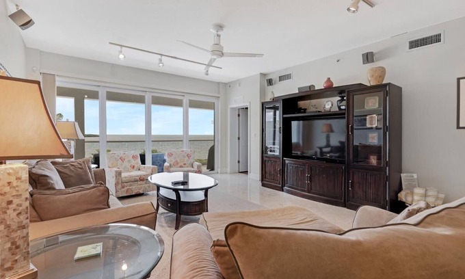 Rock Harbor Condo | Oceanfront 2BR/2.5BA Mariner's Club Villa 532 with Oasis Pool, Marina, Game Room & More
