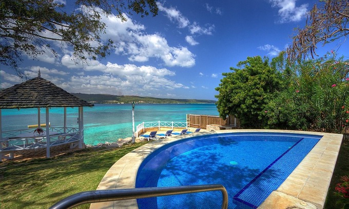 Discovery Bay Villa | Oceanfront 4 bdrm Cottage w/views Private Pool Staff Beach Access