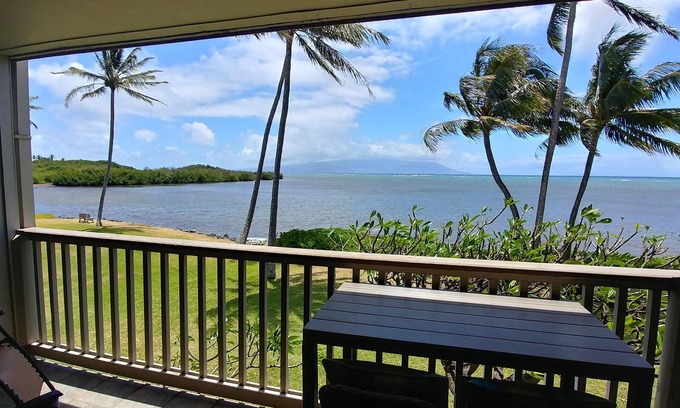 Ualapue Condo | Oceanfront, AC!, king bed, kayaks, pickleball, and beach stuff all included!