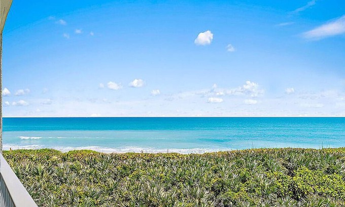 Vero Beach Condo | ✨Oceanfront🌊 Breathtaking View🏖️ Central Location📍 Pool🏊♂️ Modern Elegance✨
