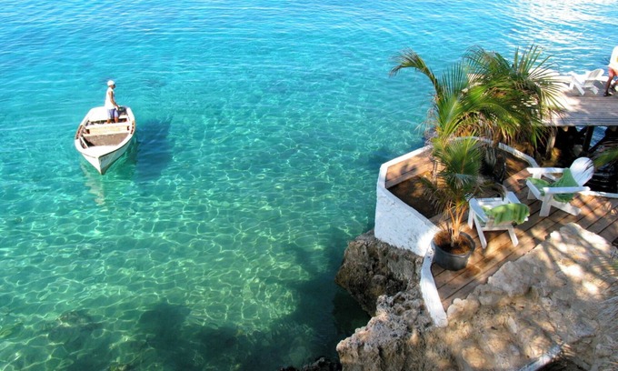 Boka Sami House | Oceanfront Caribbean styled bungalow situated on a clip above the Caribbean Sea.