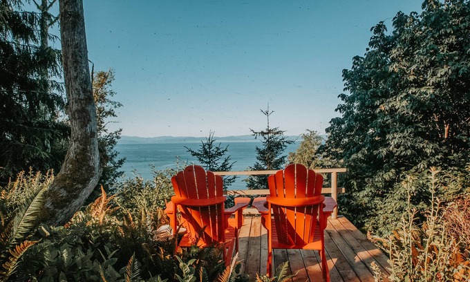 Juan de Fuca Electoral Area House | Oceanfront cottage w/hottub in Jordan River BC