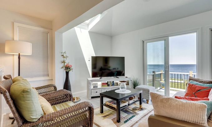 Plymouth Cottage | Oceanfront Cottage on Cape Cod Bay w/Game Room