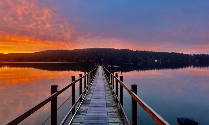 Sooke Hotel | Oceanfront Cottage: Private Dock, Beach Access, Hot Tub, BBQ & Free Kayaks