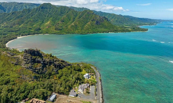 Ka'a'awa House | Oceanfront Family Retreat - Large Groups Sleeps 20+