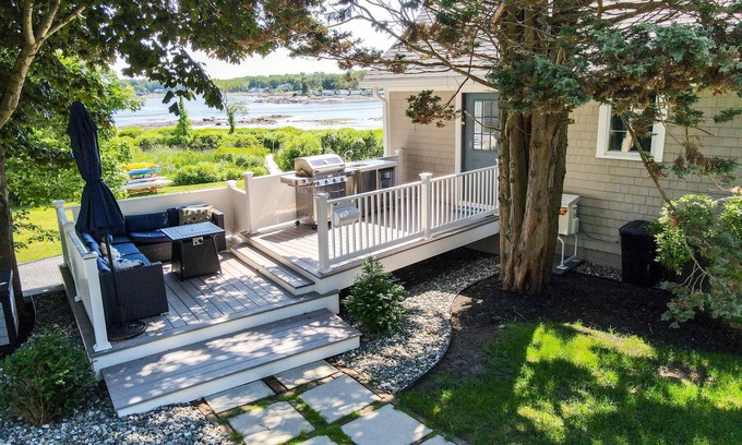 Cape Neddick Cottage | Oceanfront getaway, private boardwalk steps to Cape Neddick Beach