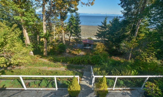 Courtenay House | Oceanfront Getaway w/Cabana, Views & Yoga Area