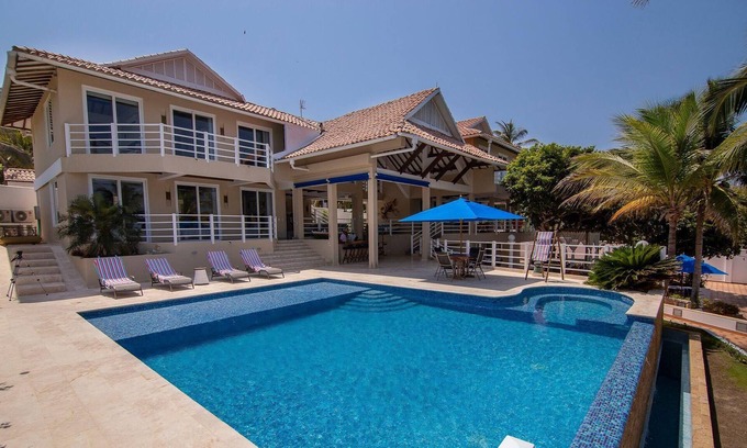 Bocachica House | Oceanfront house in Baru with private beach, swimming pool and 6 rooms
