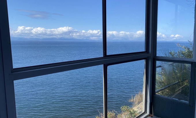 Juan de Fuca Electoral Area House | Oceanfront House with a Hot Tub close to the Surf