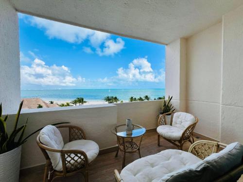 Zona Hotelera Apartment | Oceanfront Paradise in Cancun Hotel Zone