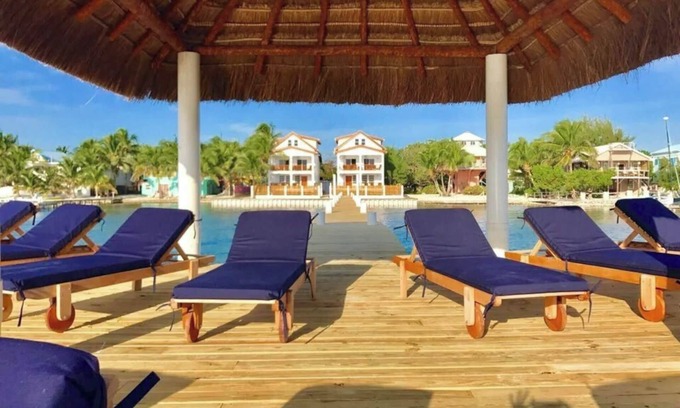 Caye Caulker Apartment | Oceanfront Penthouse 3 bed/3 ba Velento#3 Pool/private dock/free paddleboards