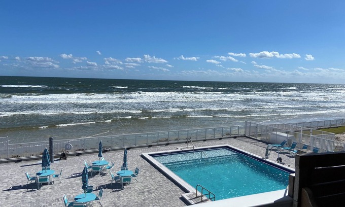 Bostwick Park Condo | Oceanfront studio, beautiful views, private balcony, kitchenette, free parking!