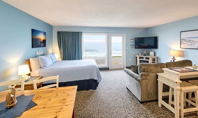 Lincoln City Condo | Oceanfront Studio - Sleeps 4 - Ground Floor - Pool and Hot Tub!