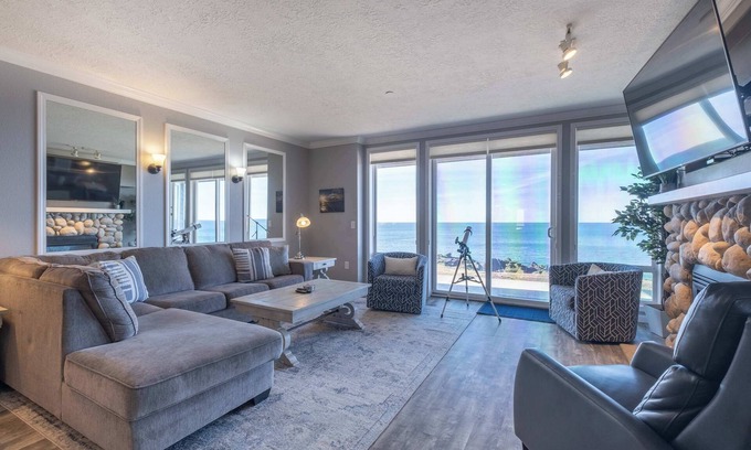 Depoe Bay Condo | Oceanfront, Whale Watching, Pool - Thundering Sea