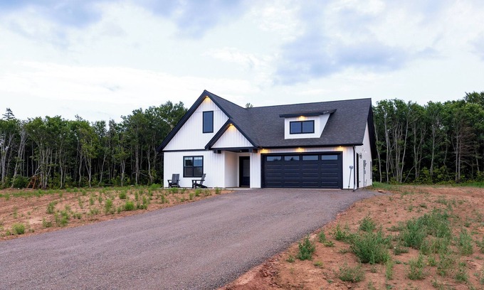Lakeside House | Oceanlinks Escape near Crowbush Golf Course & Lakeside Beach
