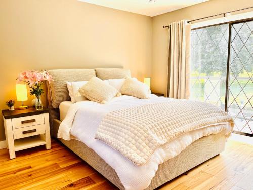 Regional District of Nanaimo Bed & Breakfast | Oceanside Manor - Fancy Room - Golf course & Beach View
