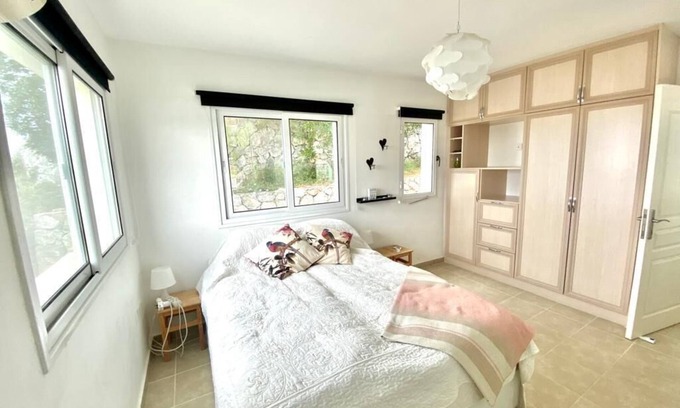 Bahceli Apartment | Oceanside Seaview Garden Home - Prime Spot with Top Seaviews