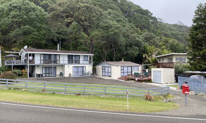 Waihau Bay Apartment | Oceanview at Oruaiti Beach in Waihau Bay