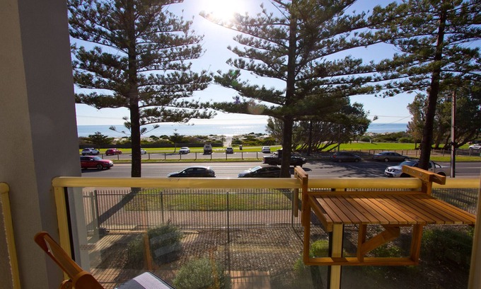Semaphore Apartment | Oceanview Beachfront Semaphore self contained 2 bedroom apartment