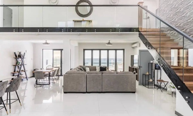 Whitehouse Villa | Oceanview lux Villa, infinity pool, swim up bar, chef services, perfect retreat!