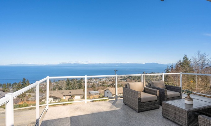 Regional District of Nanaimo House | Oceanview Paradise in Great Location!