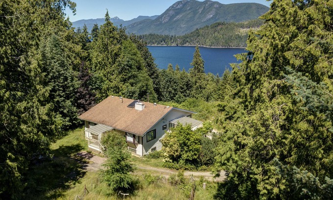 West Porpoise Bay House | Oceanview, Spacious, Private house heart of Sechelt