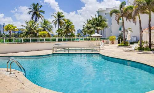 Puerta de Tierra Apartment | Oceanview Sub Penthouse, Walk to Beach & Pool