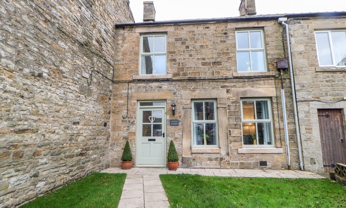 Barnard Castle Cottage | OCTOBER COTTAGE, pet friendly in Middleton-In-Teesdale