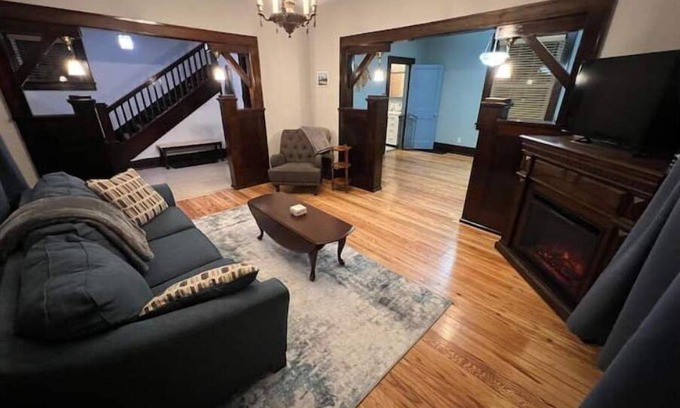 Somerset House | Off-street parking, family and pet friendly, fenced in yard, WiFi, self check-in