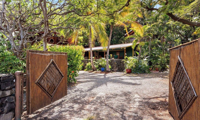 Kahaluu Bay House | Ohana Hale at the Salty Jungle Kona