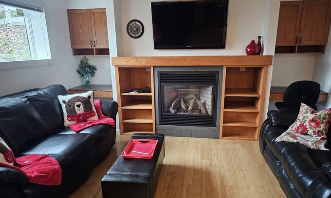 Vernon House | Okanagan & Kalamalka Lakes, Silverstar Ski Resort, O'Keefe Ranch & Parks nearby.