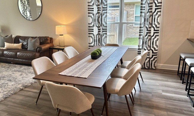 College Station House | Ol’ Army Escape ~ Beautiful & Spacious Retreat in Aggieland!
