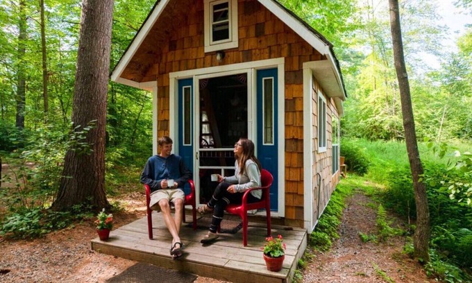 Pine City House | Old Blue Tiny House/bath house with breakfast/spa