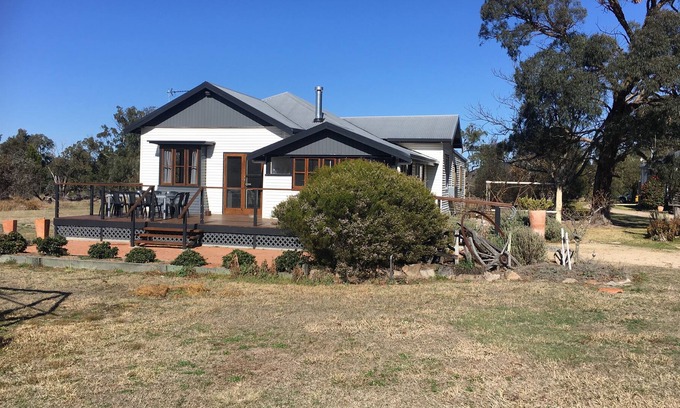 Stanthorpe House | Old Caves House - Stanthorpe - Sleeps 9 Picturesque & quiet semi rural setting