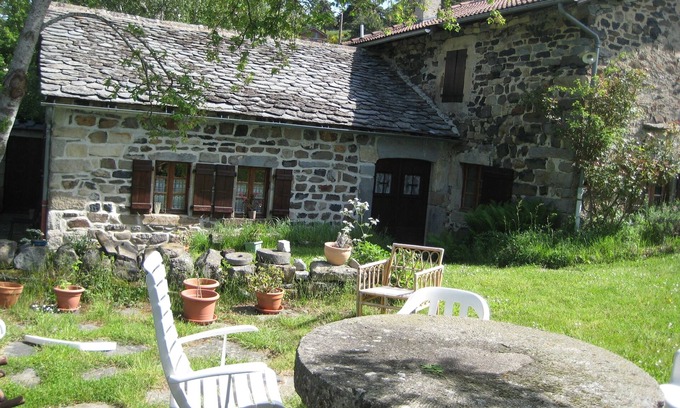 Saint-Julien-Chapteuil Cottage | Old farm with view in hamlet
