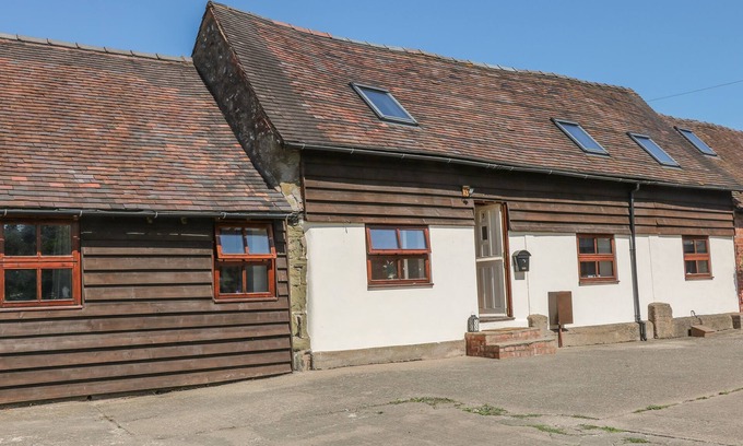 Church Stretton Cottage | OLD HALL BARN 3, pet friendly, with hot tub in Church Stretton